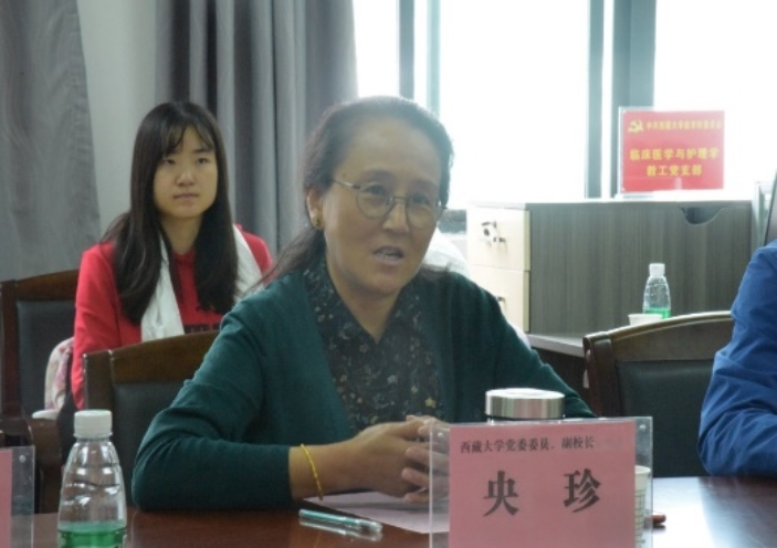 图片包含 餐桌, 就坐, 室内, 人员
描述已自动生成
